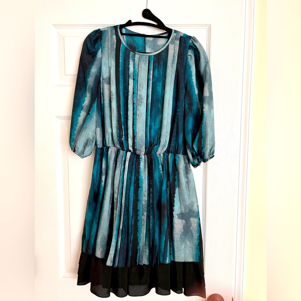 Pleated details, green and black dress by Jessica Simpson; size 6